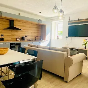  Apartment Modern With Fireplace & Stylish Kitchen